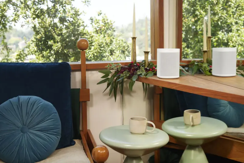 sonos_chaplin_white_lifestyle_holiday_nook_1569334700