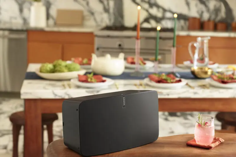 sonos_play5_black_lifestyle_holiday_diningroom_1569333889