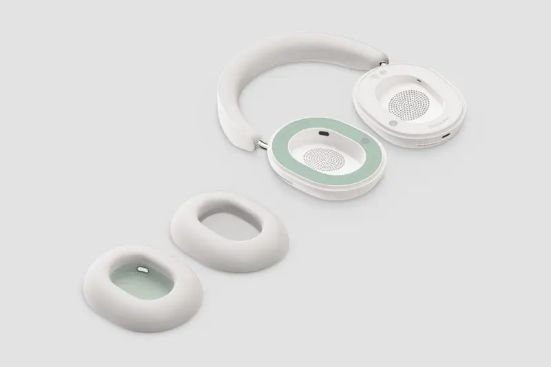 SONOS_ACE_3QLAYINGDOWNCUPSUP-PADSOFF_SOFTWHITE