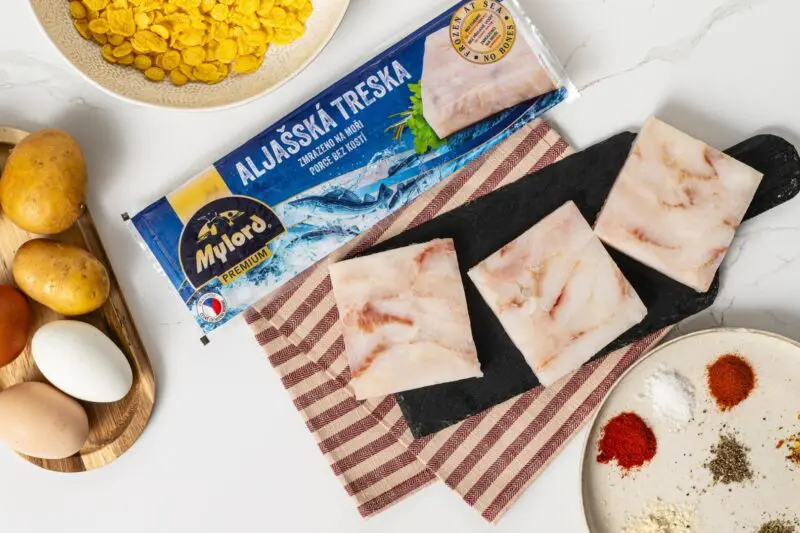 Stripsy z aljašské tresky s batátovými hranolky a dipem