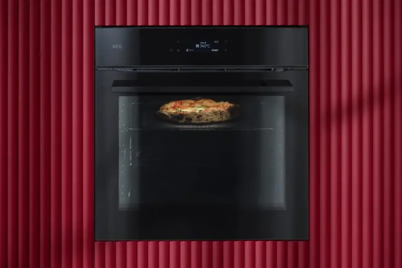 AEG_PizzaExpert_Oven with Pizza