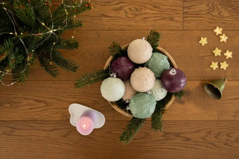 Vánoce v trendy barvách: jak na proměnu starých ozdob