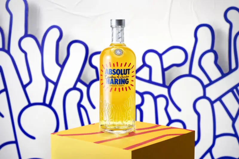 „Umění je pro všechny,“ vzkazuje ikonická lahev Absolut vodky v limitované edici věnované Keithu Haringovi