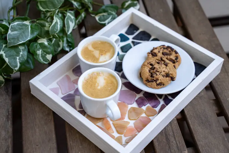 Stylové servírování: jak na mozaikový podnos