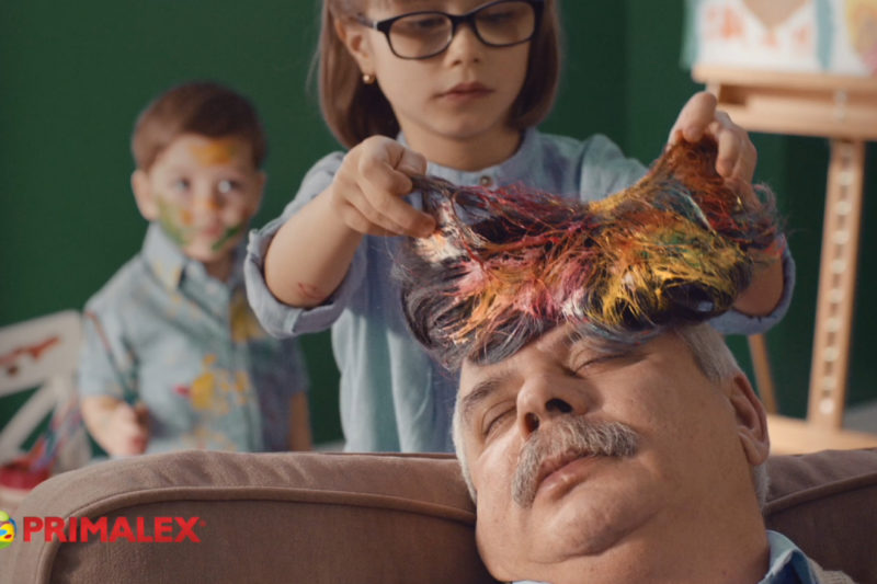 Primalex v novém reklamním spotu vyměnil řemeslníky za rodiny. Vsadil na dobře známé situace