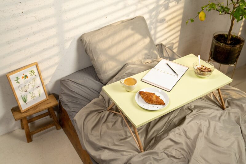 Snídaně až do postele: vyrobte si odkládací stolek z ramínek