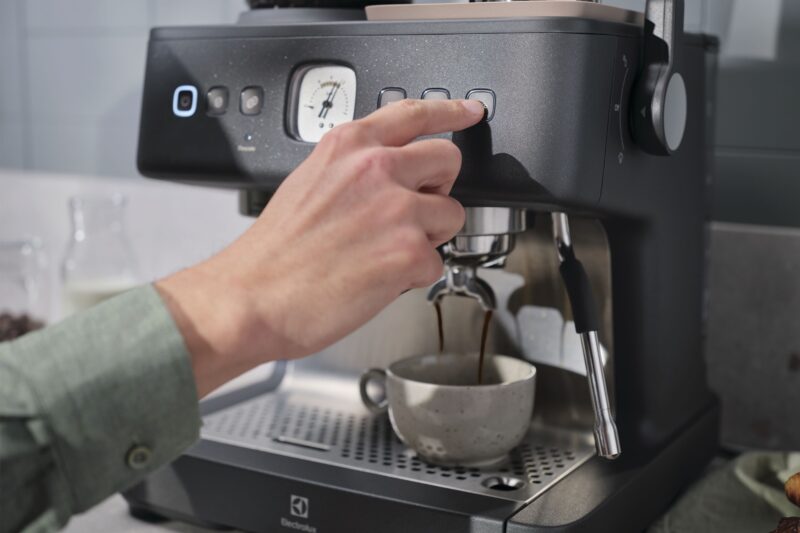Staňte se domácím baristou s pákovým espressem 800 od značky Electrolux