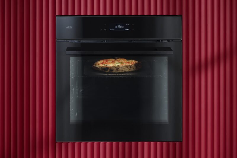 AEG_PizzaExpert_Oven with Pizza
