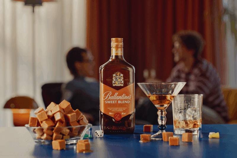Ballantine’s představuje novinku Sweet Blend – moderní spirit drink inspirovaný skotskou tradicí